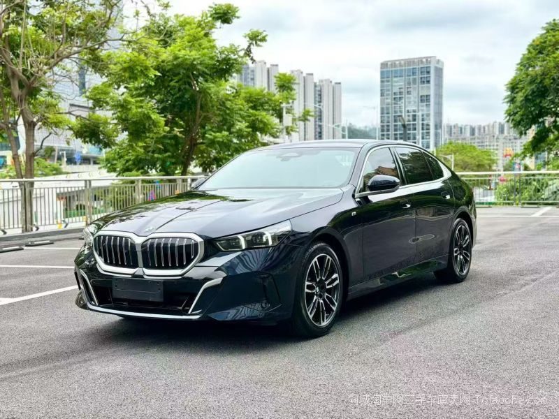 BMW 5 Series 2025 — фото 1