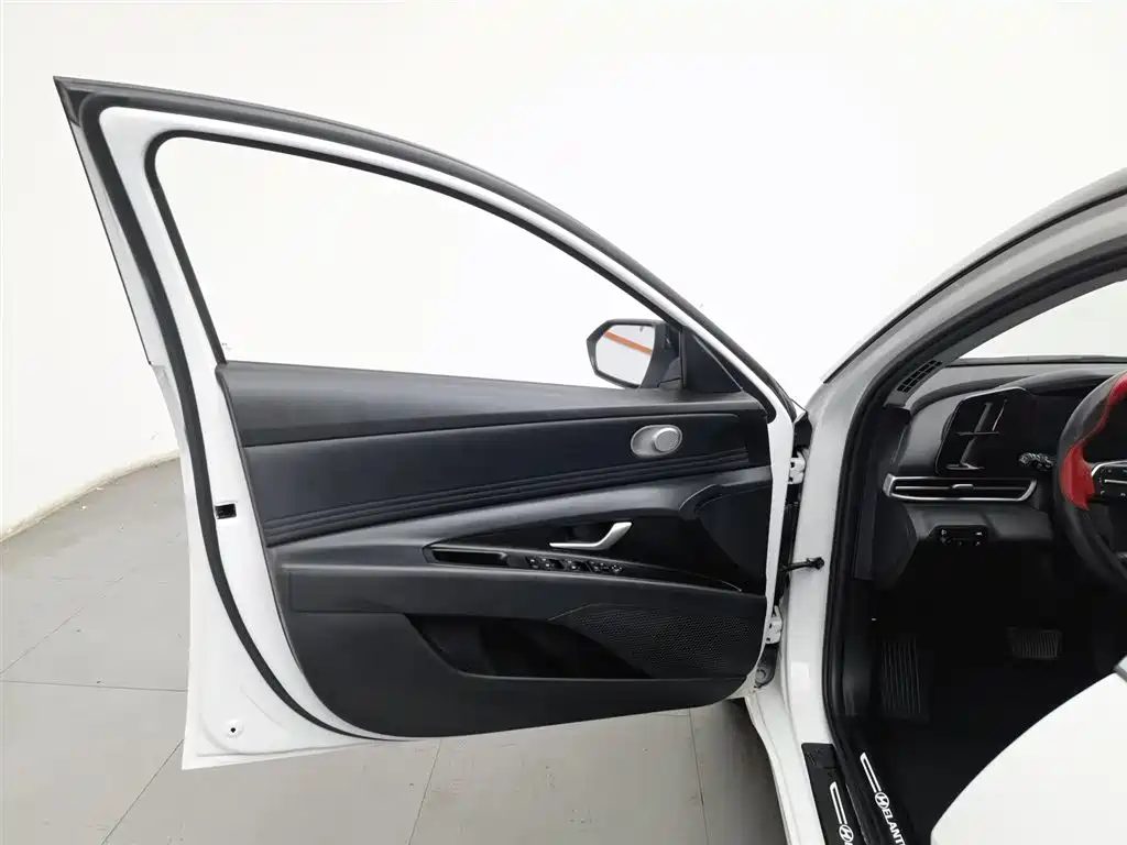 Hyundai Elantra 2023 — миниатюра 8