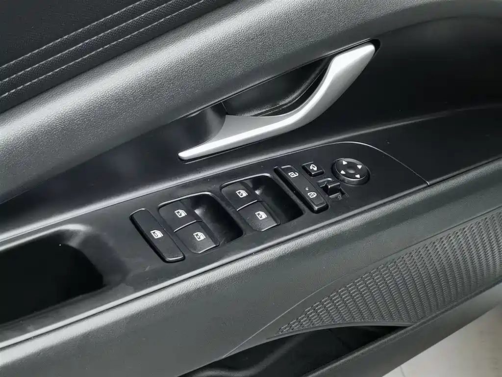 Hyundai Elantra 2023 — миниатюра 9