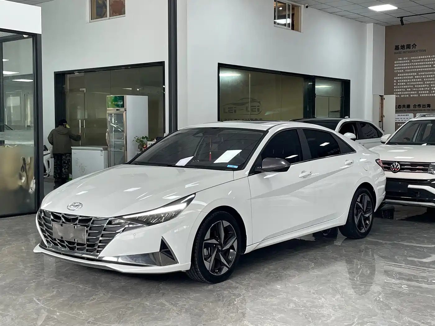 Hyundai Elantra 2023 — фото 1
