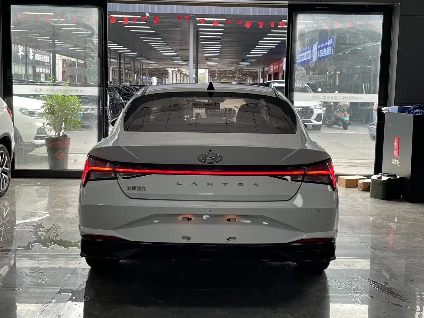 Hyundai Elantra 2023 — миниатюра 16