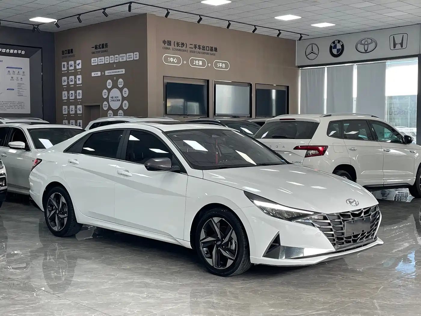Hyundai Elantra 2023 — фото 3