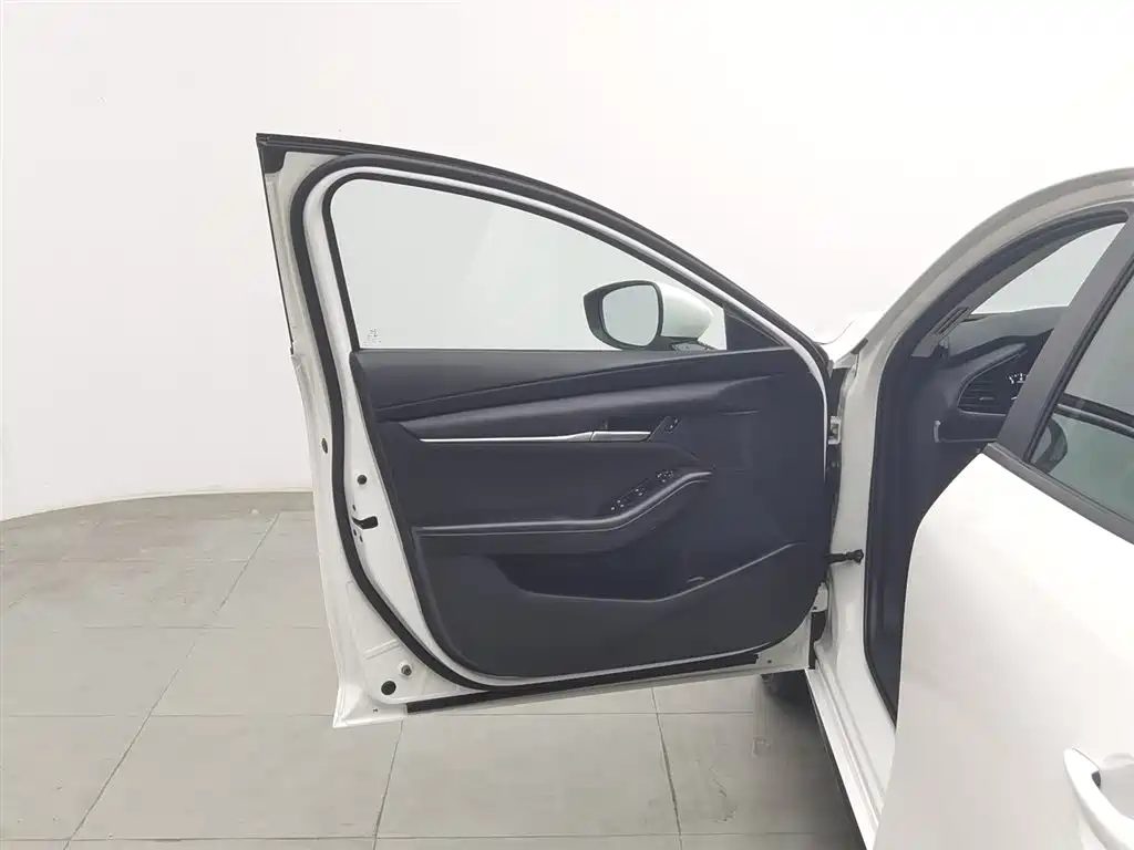 Mazda Mazda3 2023 — миниатюра 8