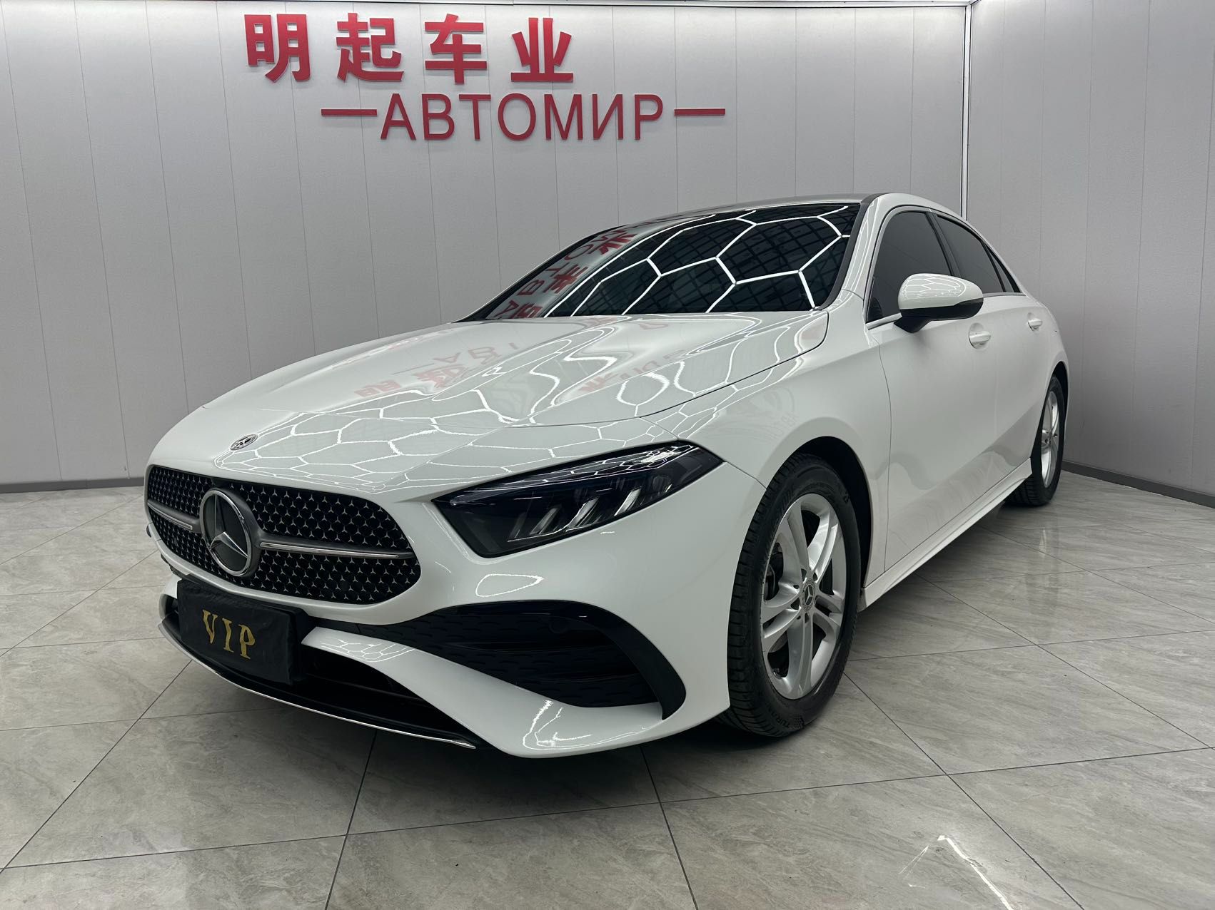 Mercedes-Benz A180L 2023 — фото 1