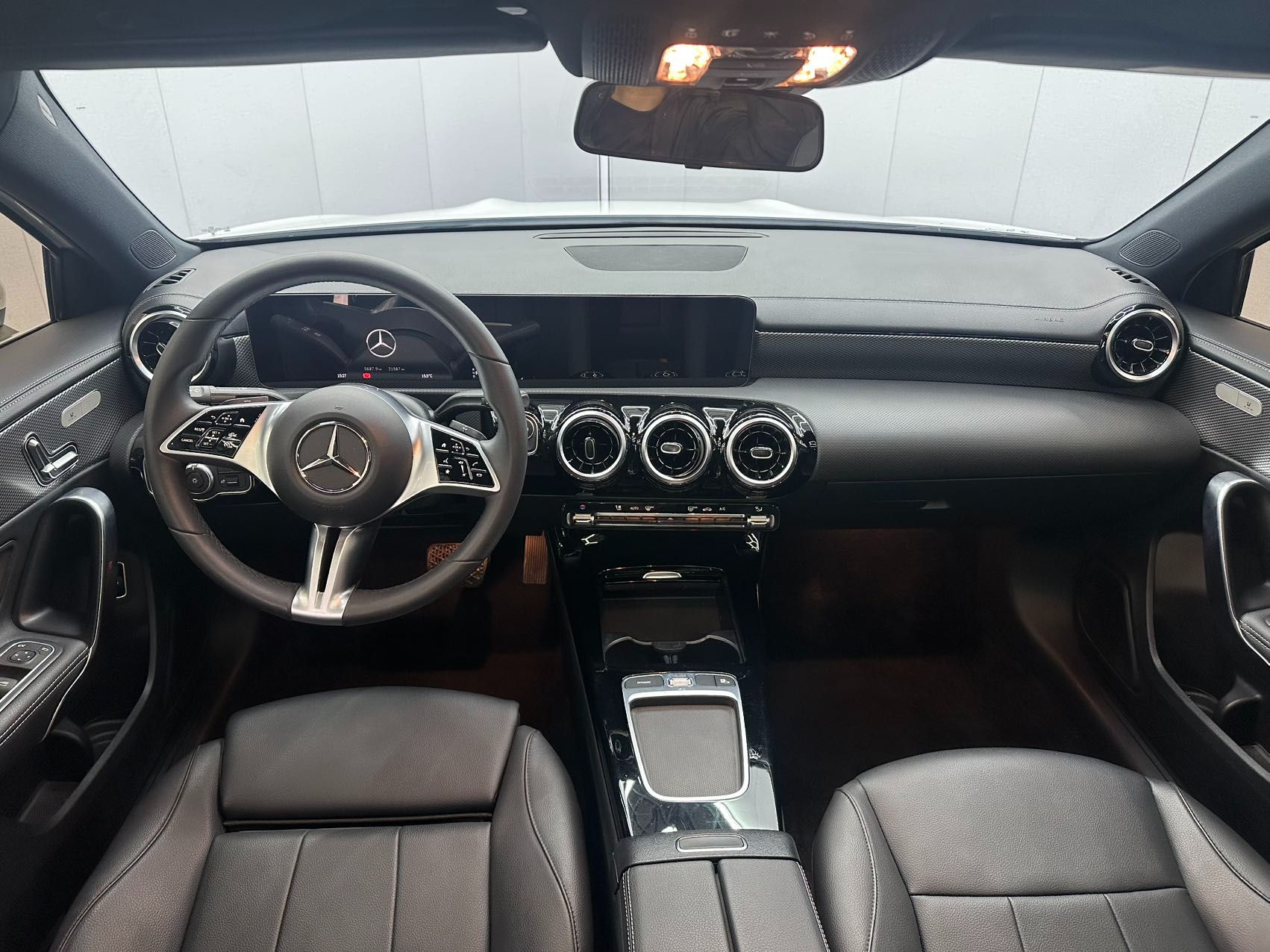 Mercedes-Benz A180L 2023 — фото 2