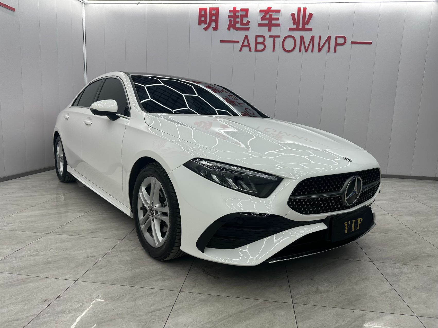 Mercedes-Benz A180L 2023 — фото 4