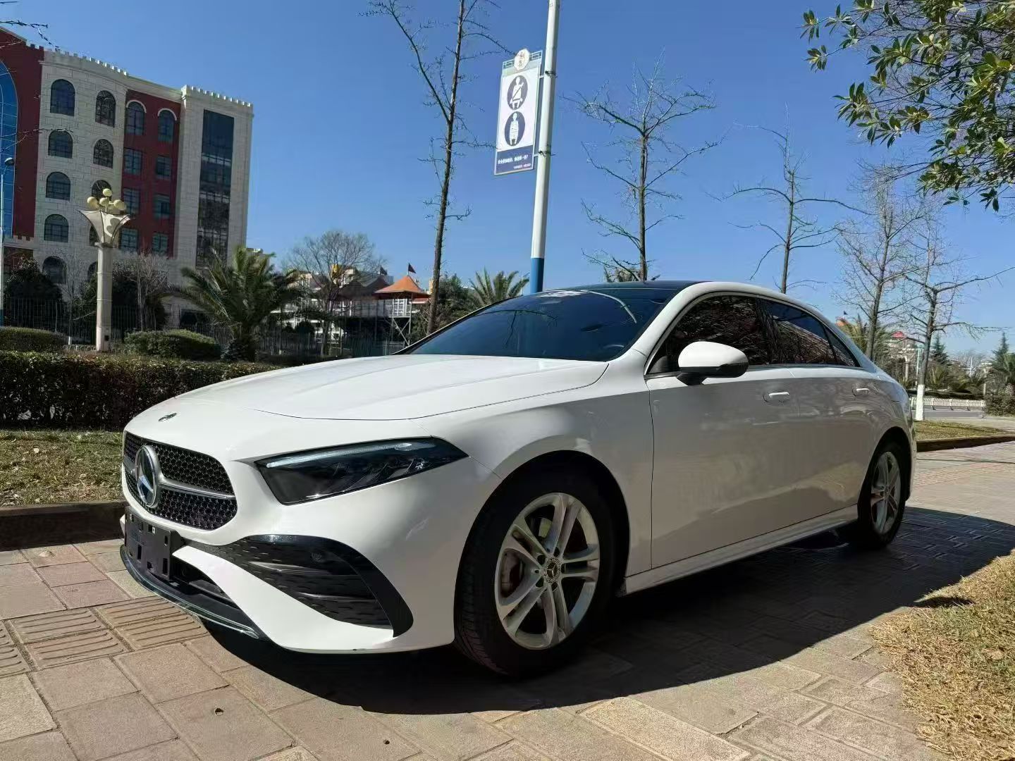 Mercedes-Benz A180L 2023 — фото 1