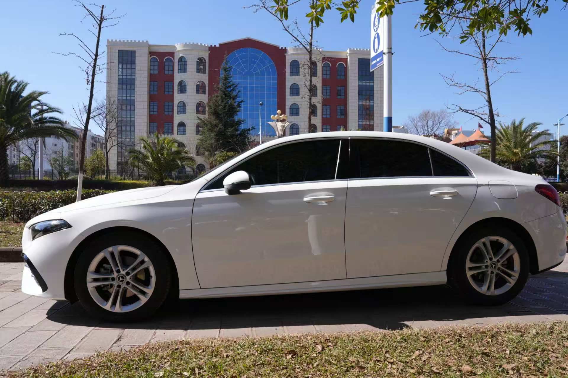 Mercedes-Benz A180L 2023 — фото 2