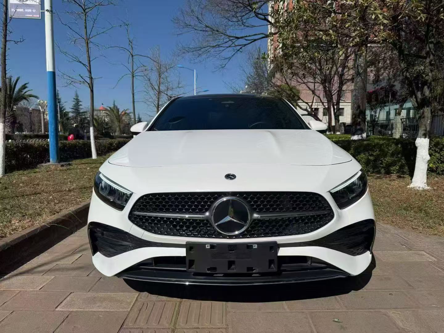 Mercedes-Benz A180L 2023 — фото 4