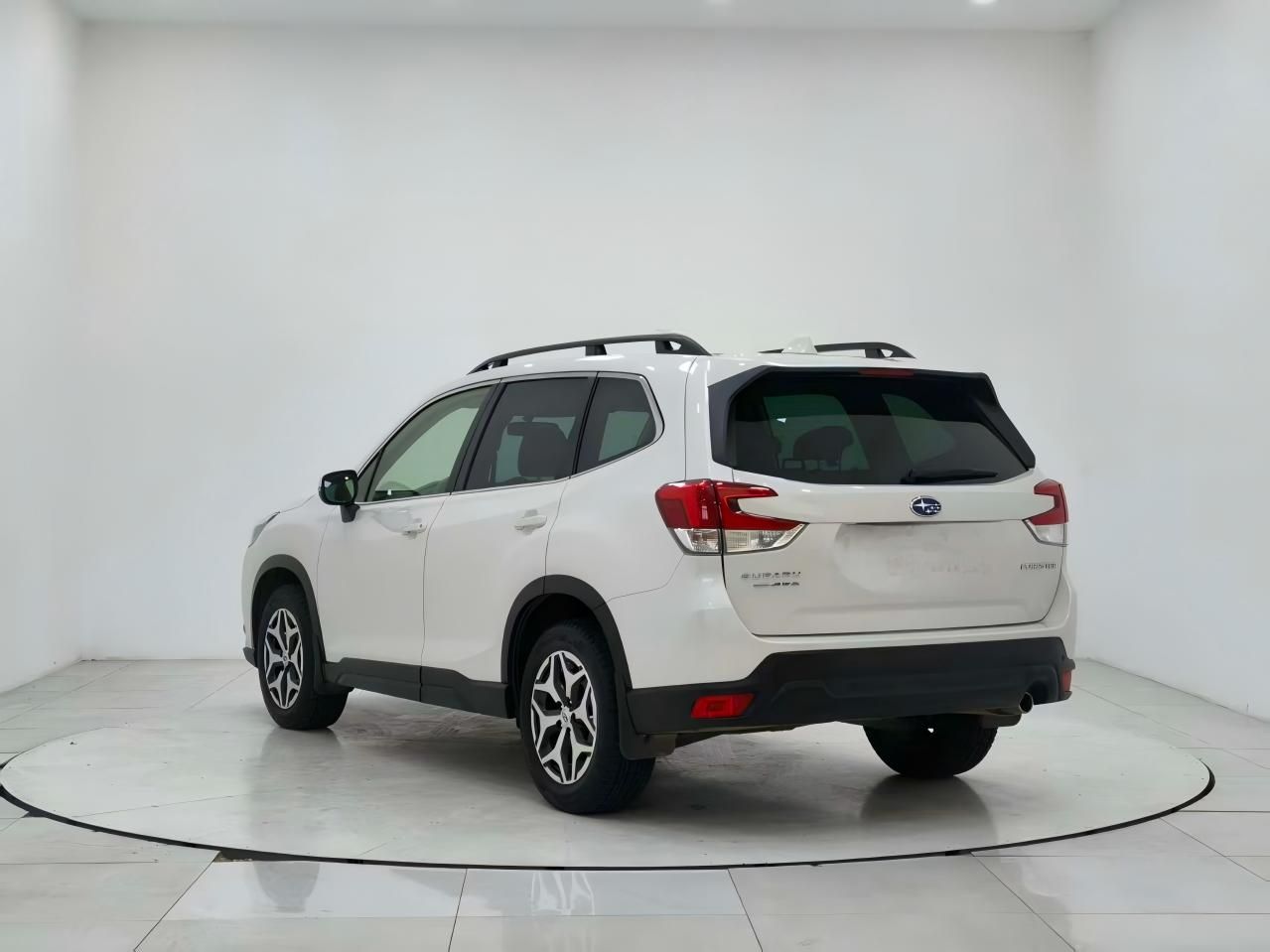 Subaru Forester 2022 — фото 2
