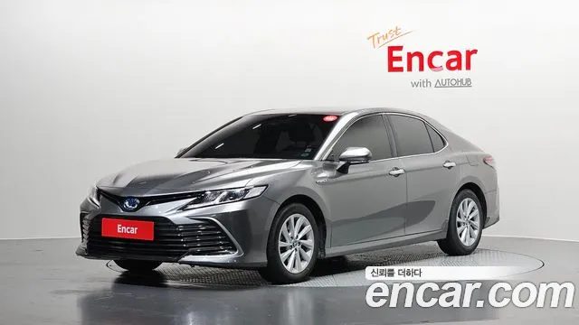 Toyota Camry 2023 — фото 1