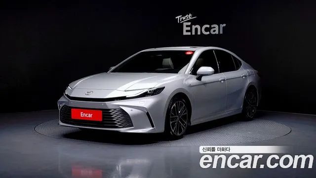 Toyota Camry 2025 — фото 1