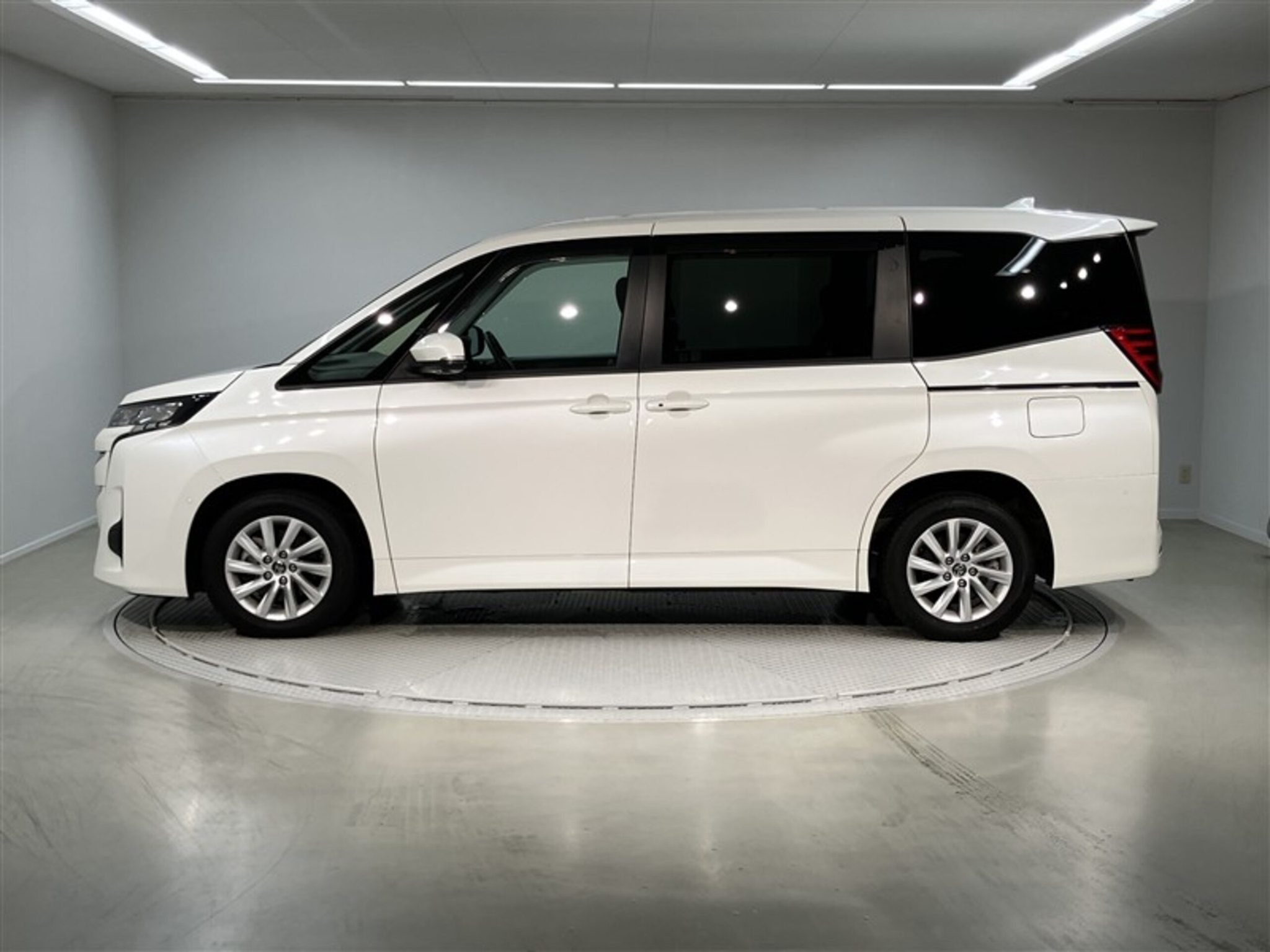 Toyota Noah 2023 — фото 3