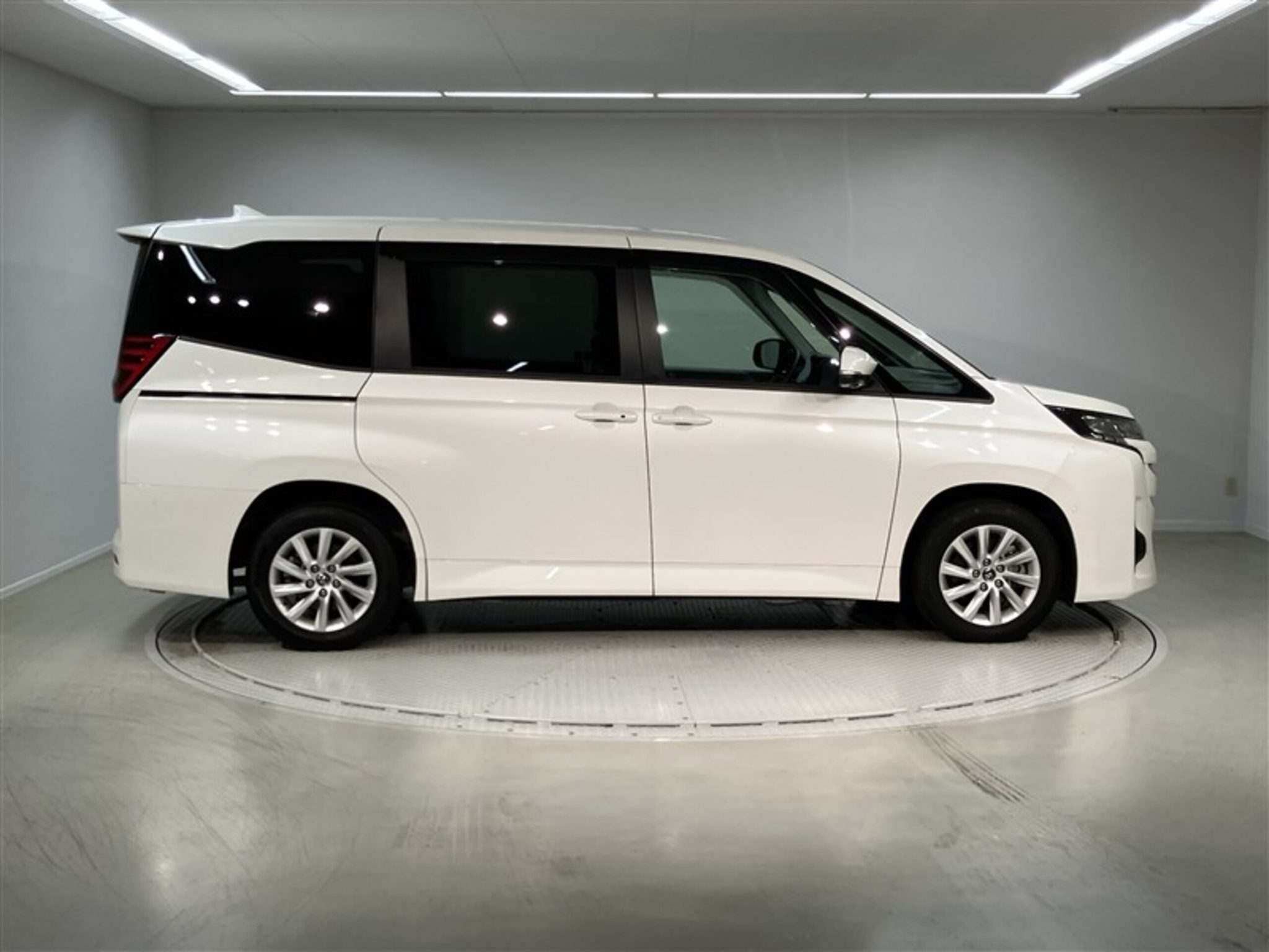 Toyota Noah 2023 — фото 4