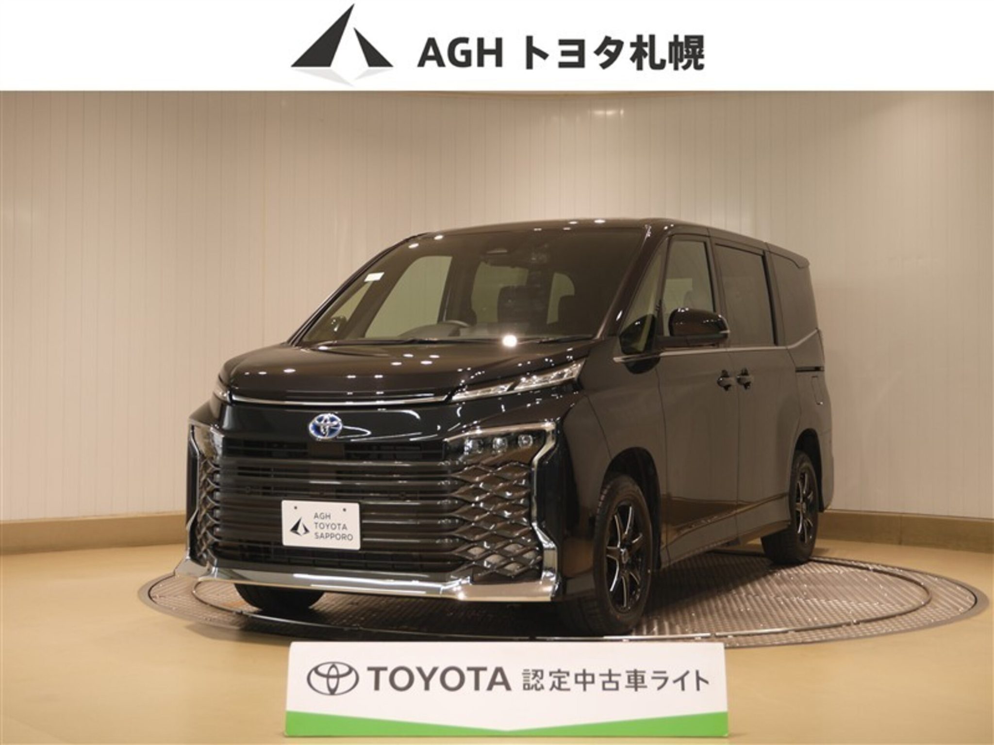 Toyota Voxy 2023 — фото 1